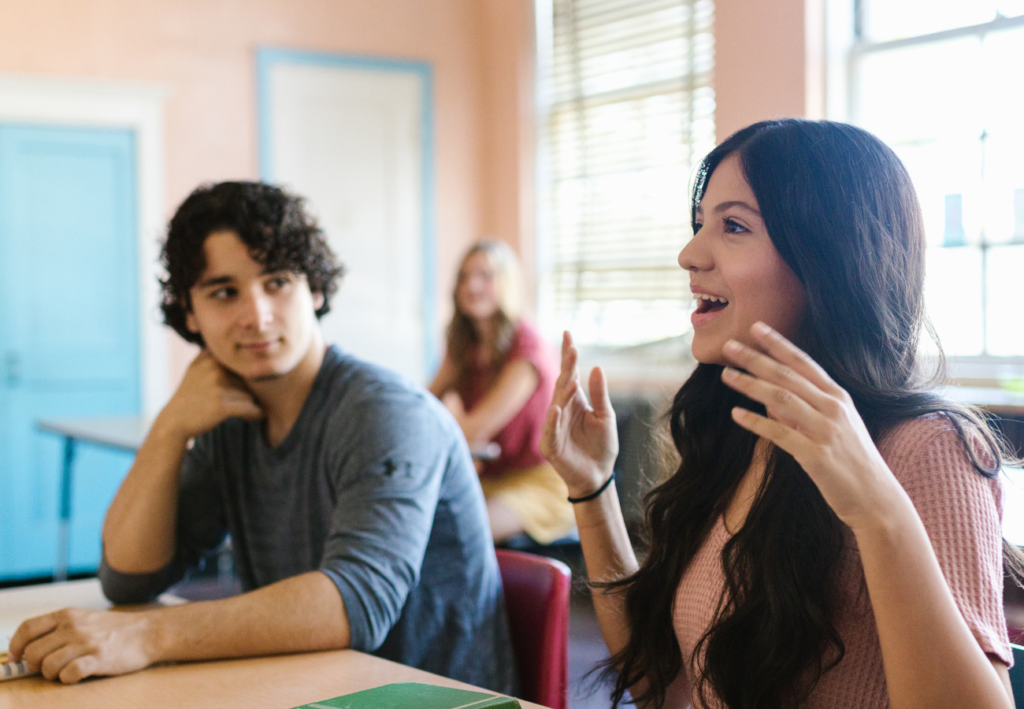 jóvenes y adolescentes en clase